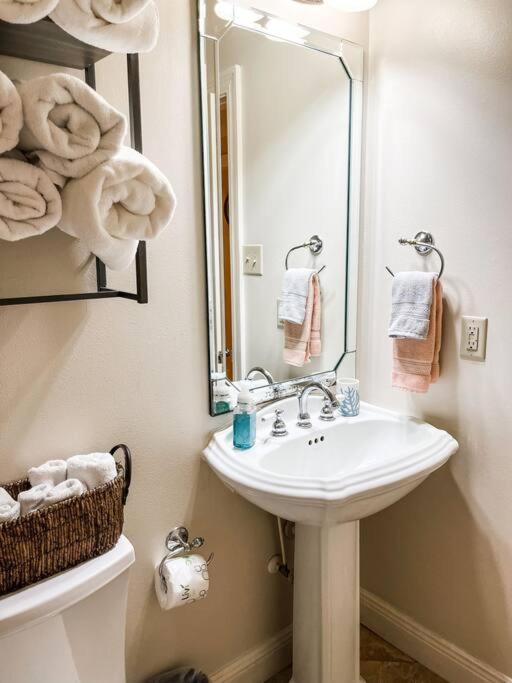 Pet Friendly Tranquil Cottage With Fire-Pit And Seasonal Hot Tub Sept-March Minutes To Beaches Dauphin Island Eksteriør bilde